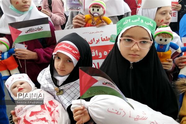 پویش خودجوش دانش‌آموزان دبستان صدیقه ملارد در حمایت از کودکان غزه با فریاد عروسک‌ها
