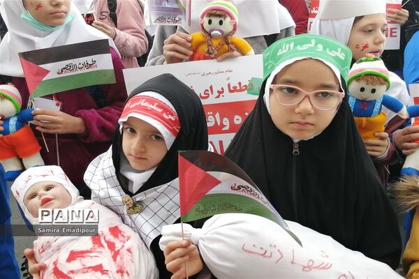 پویش خودجوش دانش‌آموزان دبستان صدیقه ملارد در حمایت از کودکان غزه با فریاد عروسک‌ها