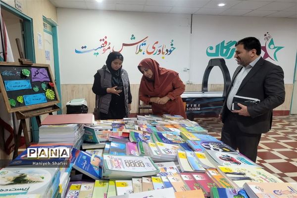 نمایشگاه هفته کتابخوانی در دبیرستان ستارگان ناحیه یک شیراز