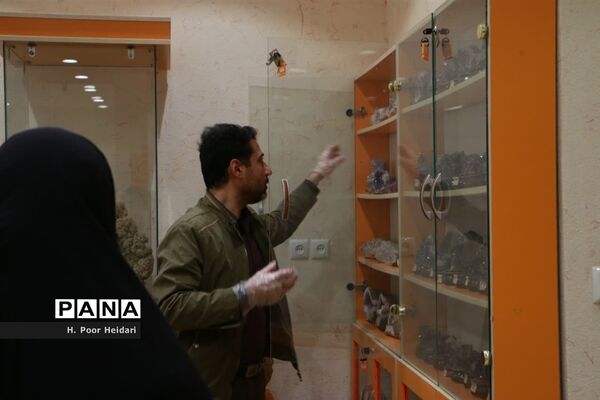 بازدید دانش‌آموزان دبیرستان امامت قم از آموزشگاه طلا و جواهر