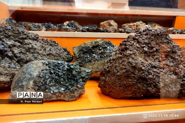 بازدید دانش‌آموزان دبیرستان امامت قم از آموزشگاه طلا و جواهر