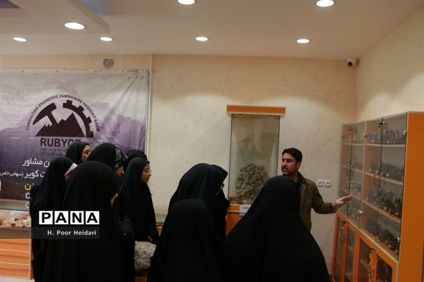 بازدید دانش‌آموزان دبیرستان امامت قم از آموزشگاه طلا و جواهر