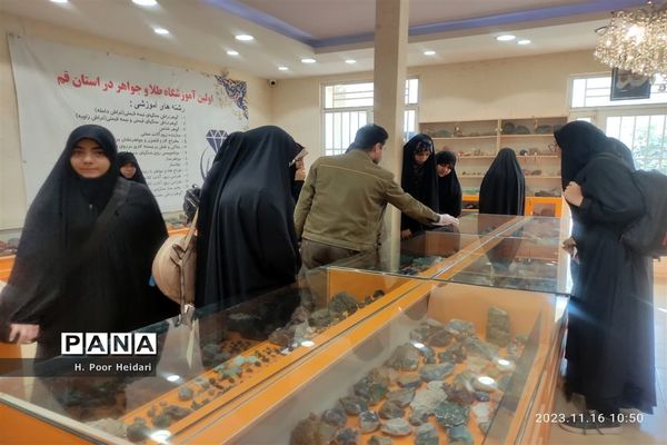 بازدید دانش‌آموزان دبیرستان امامت قم از آموزشگاه طلا و جواهر