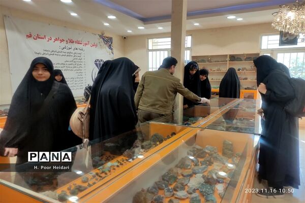 بازدید دانش‌آموزان دبیرستان امامت قم از آموزشگاه طلا و جواهر