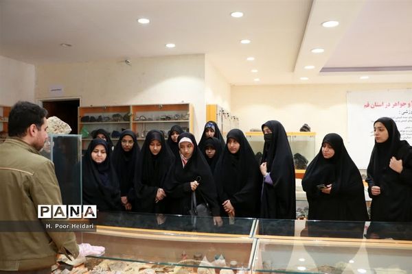 بازدید دانش‌آموزان دبیرستان امامت قم از آموزشگاه طلا و جواهر