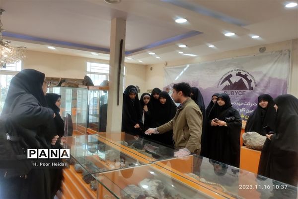 بازدید دانش‌آموزان دبیرستان امامت قم از آموزشگاه طلا و جواهر