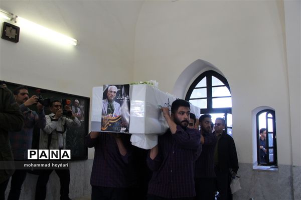 تشییع پیکر زنده‌یاد محمدعلی اسلامی ندوشن در دبیرستان ایرانشهر یزد