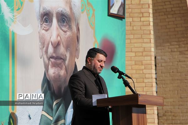 تشییع پیکر زنده‌یاد محمدعلی اسلامی ندوشن در دبیرستان ایرانشهر یزد