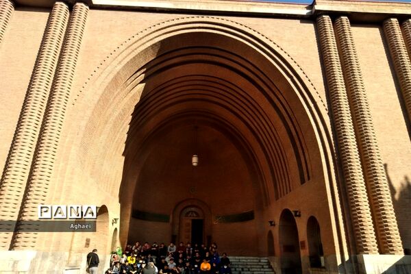 بازدید دانش‌آموزان علوم انسانی از موزه ایران باستان