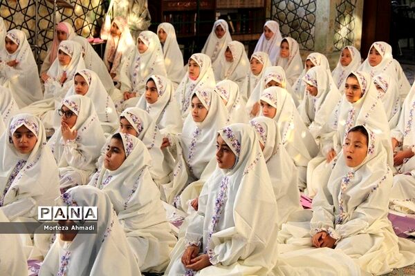 برگزاری جشن تکلیف دانش‌آموزان دبستان ام البنین یک در امامزاده عبدالله(ع) شهرری