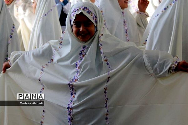 برگزاری جشن تکلیف دانش‌آموزان دبستان ام البنین یک در امامزاده عبدالله(ع) شهرری