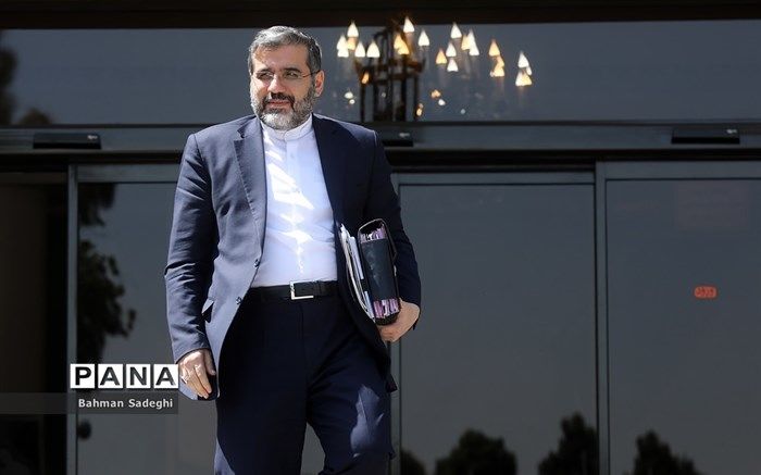 شهرداری‌‌ها و استانداری‌ها ملزم به اجرای قانون زبان و ادبیات فارسی هستند