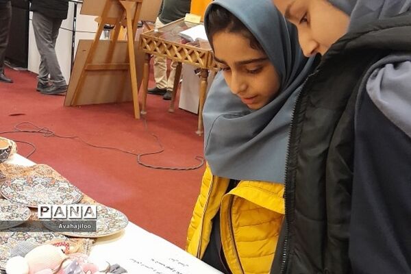 بازدید دانش‌آموزان ناحیه دو ری از نمایشگاه یاریگران زندگی