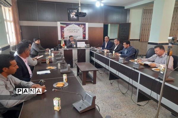 دیدار صمیمانه مدیرکل آموزش و پرورش هرمزگان با دانش‌آموزان بوموسی