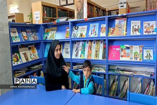بازدید دانش‌آموزان دبستان سلمان فارسی از کتابخانه عمومی امام علی (ع) در هفته کتاب و کتابخوانی