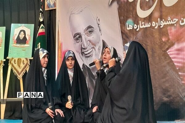 تقدیر از نخبگان محجبه در حسینیه امام صادق(ع) در اجتماع بزرگ دختران حاج قاسم