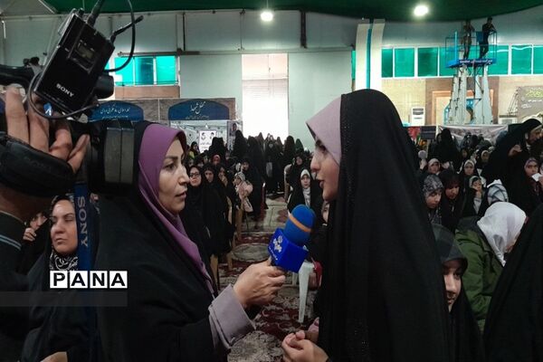 تقدیر از نخبگان محجبه در حسینیه امام صادق(ع) در اجتماع بزرگ دختران حاج قاسم