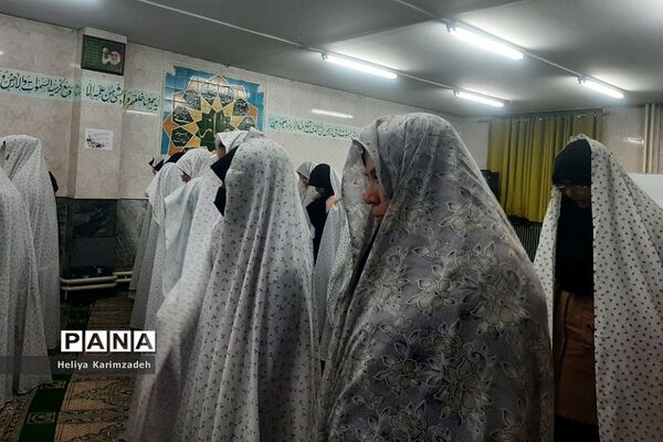 برپایی نماز جماعت در راستای طرح نور چشم در دبیرستان حضرت زینب(س) ناحیه یک شهرری