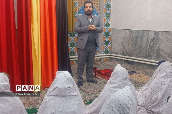 برپایی نماز جماعت در راستای طرح نور چشم در دبیرستان حضرت زینب(س) ناحیه یک شهرری