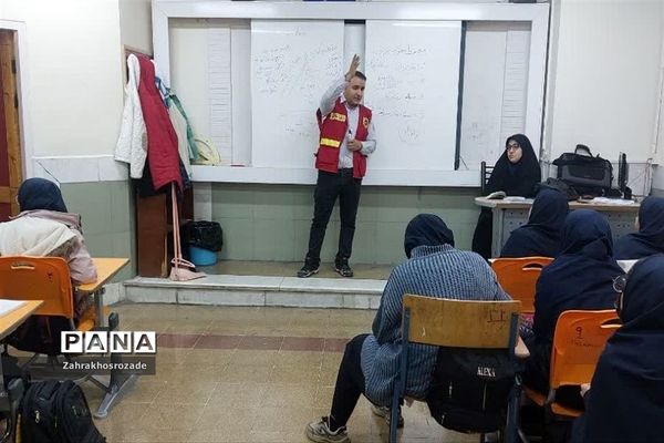 برگزاری کلاس‌های آموزشی اطفاء حریق در دبیرستان هیأت امنایی راضیه شکرایی ناحیه دو ری