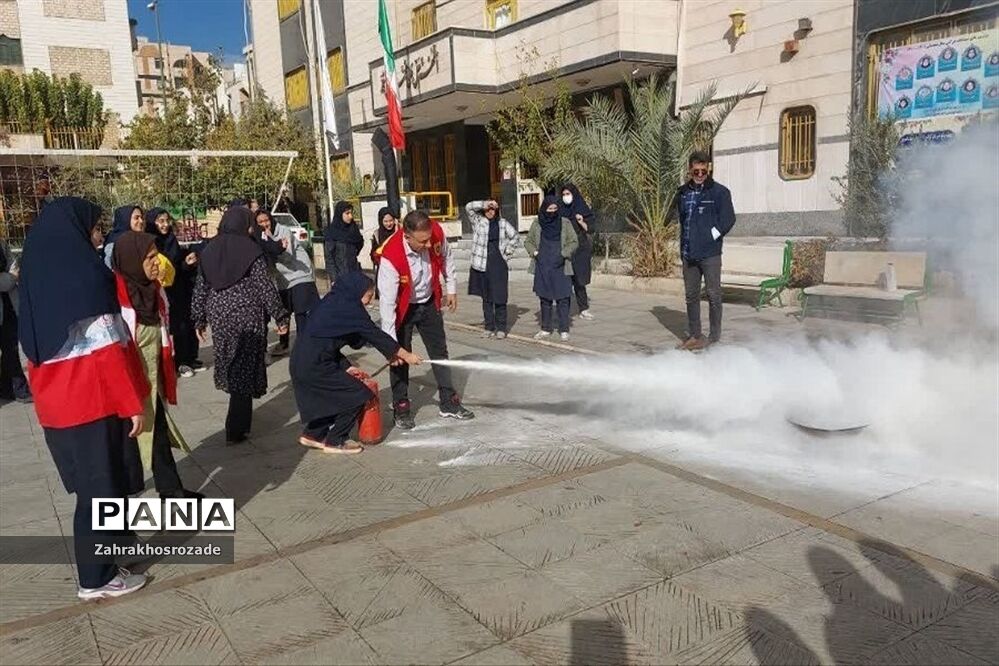 برگزاری کلاس‌های آموزشی اطفاء حریق در دبیرستان هیأت امنایی راضیه شکرایی ناحیه دو ری