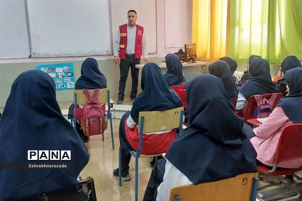 برگزاری کلاس‌های آموزشی اطفاء حریق در دبیرستان هیأت امنایی راضیه شکرایی ناحیه دو ری