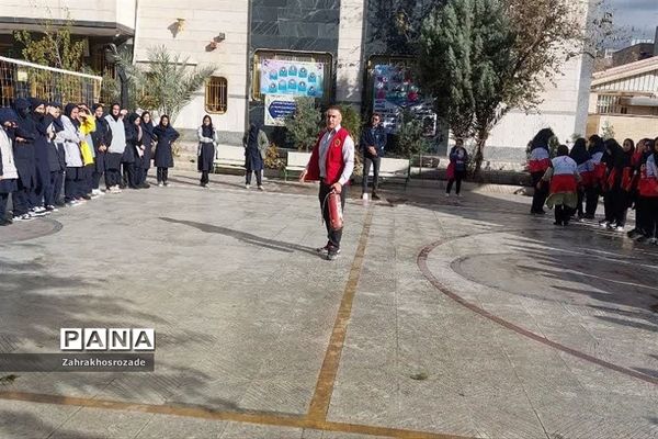 برگزاری کلاس‌های آموزشی اطفاء حریق در دبیرستان هیأت امنایی راضیه شکرایی ناحیه دو ری