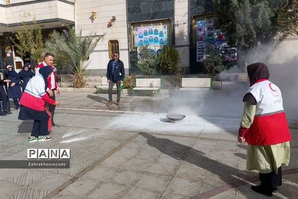 برگزاری کلاس‌های آموزشی اطفاء حریق در دبیرستان هیأت امنایی راضیه شکرایی ناحیه دو ری