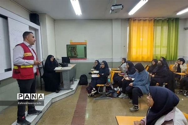 برگزاری کلاس‌های آموزشی اطفاء حریق در دبیرستان هیأت امنایی راضیه شکرایی ناحیه دو ری