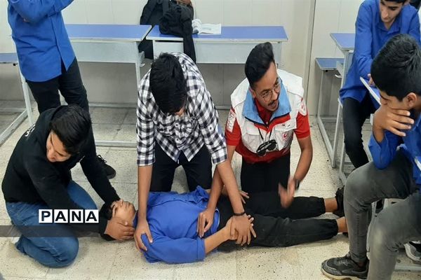 آموزش ایمنی در برابر زلزله ویژه‌ی دانش‌آموزان پارسیان