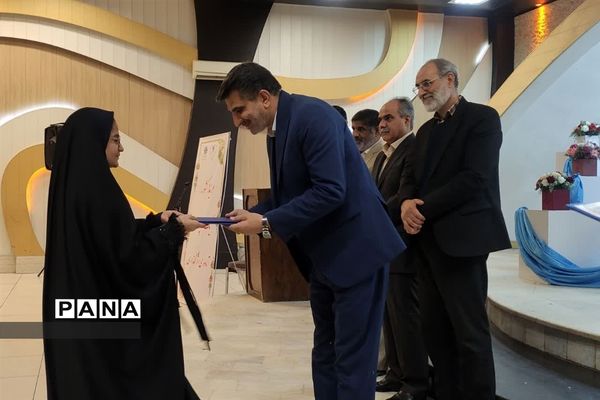 آیین تجلیل از برگزیدگان و نخبگان مسابقات و جشنواره های علمی ، پرورشی و پژوهشی