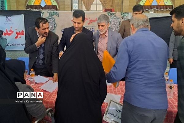 برگزاری میز خدمت در مصلی نماز جمعه پاکدشت