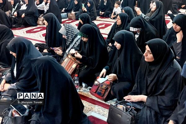 قرائت میثاق‌نامه معلمی توسط نومعلمان فارس در معراج شهدای اهواز