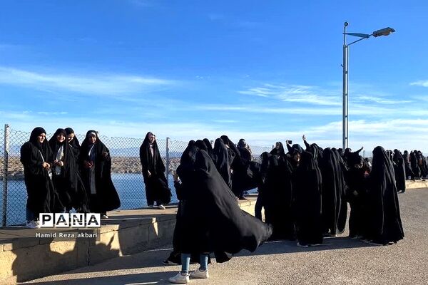 حضور دختران دانش‌آموز رودهن در اردوی راهیان نور