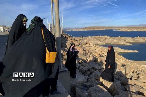 حضور دختران دانش‌آموز رودهن در اردوی راهیان نور