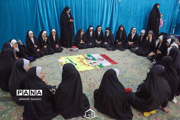 دیدار عضو شورای عالی انقلاب فرهنگی با اعضای حلقه‌های صالحین آموزشگاه‌های شهرستان میبد