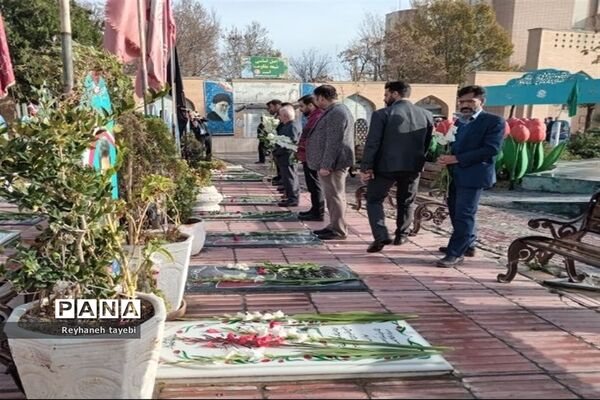غبارروبی مزار شهدا به‌مناسبت هفته بسیج
