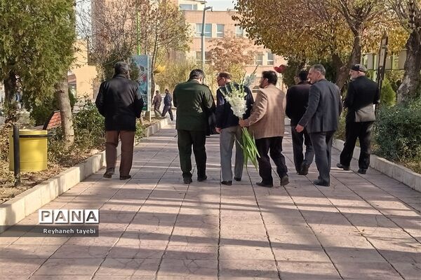 غبارروبی مزار شهدا به‌مناسبت هفته بسیج
