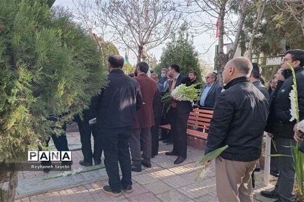 غبارروبی مزار شهدا به‌مناسبت هفته بسیج