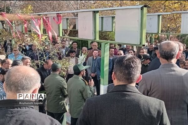 غبارروبی مزار شهدا به‌مناسبت هفته بسیج