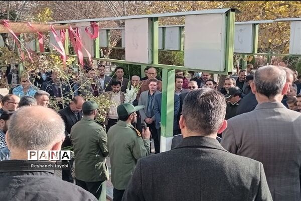 غبارروبی مزار شهدا به‌مناسبت هفته بسیج