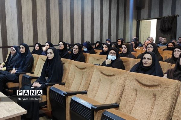 جلسه بازآموزی ویژه مدیران و مشاوران مدارس شهرستان قرچک