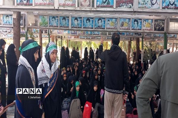 مراسم بدرقه دانش‌آموزان ناحیه یک قم به اردوی راهیان نور