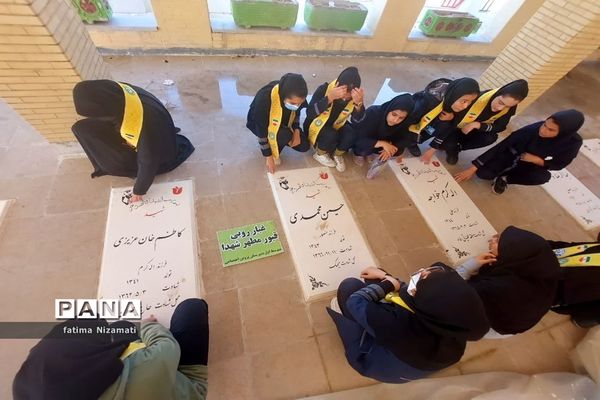 غبار روبی و عطر افشانی گلزار شهدای شبانکاره به‌مناسبت هفته بسیج