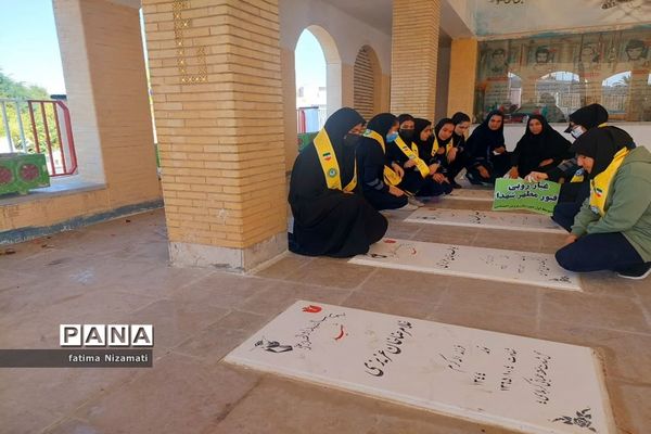 غبار روبی و عطر افشانی گلزار شهدای شبانکاره به‌مناسبت هفته بسیج