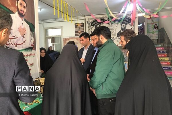 رونمایی از شهید شاخص در دبیرستان دخترانه نسیبه ناحیه دو ری