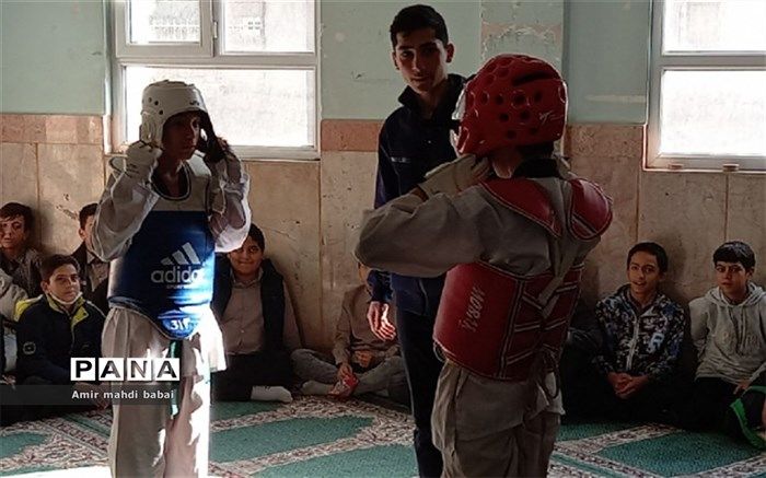 برگزاری متفاوت نماز جماعت در دبیرستان پسرانه ۱۳ آبان رودهن/ فیلم