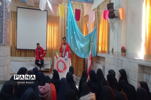 اجرای تمرینات آمادگی در برابر زلزله در دبیرستان شهیده حسنی سعدی قم