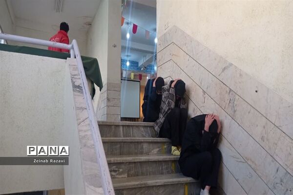 اجرای تمرینات آمادگی در برابر زلزله در دبیرستان شهیده حسنی سعدی قم