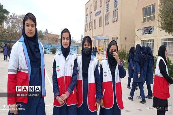 برگزاری کارگاه آموزشی مانور زلزله در دبیرستان فرهیختگان کاشمر